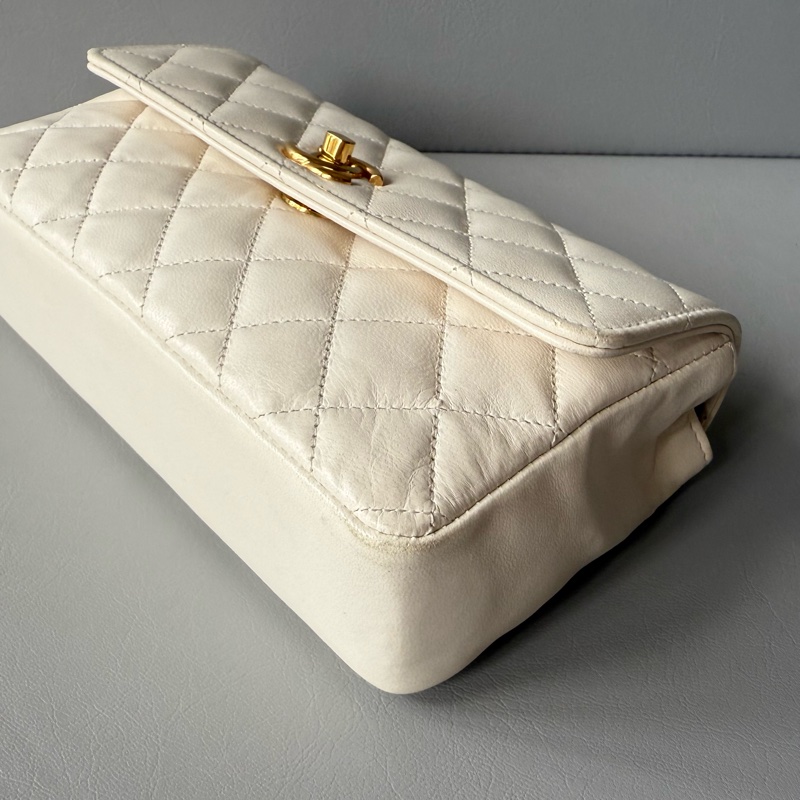 Vintage Chanel classic 19 cm flap bag 中古香奈兒豆豆迷你肩背包-13