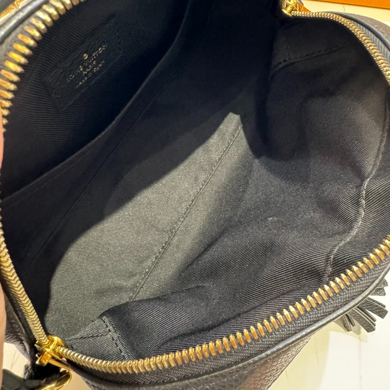 *SHIHNA名牌精品* LV M44593 黑牛皮壓紋金釦流蘇手提斜背相機包-4