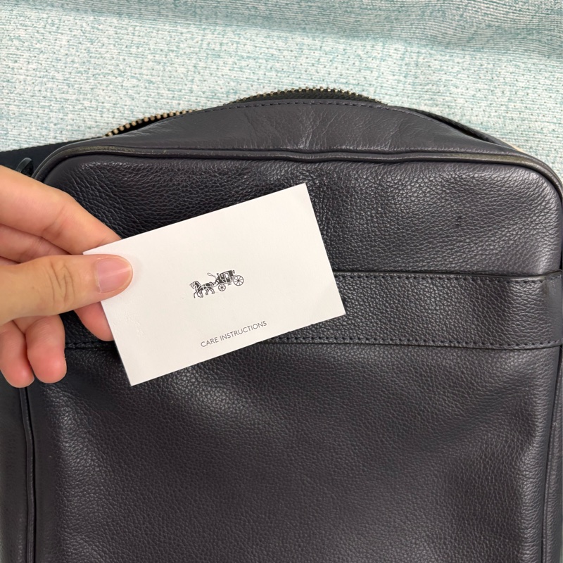 美國購買 正牌Coach 包包 男士斜背包 拉鍊款 深灰款-6