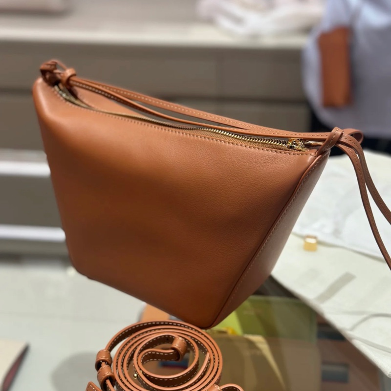 LOEWE 迷你 Hammock Hobo 經典小牛皮包 焦糖色-1