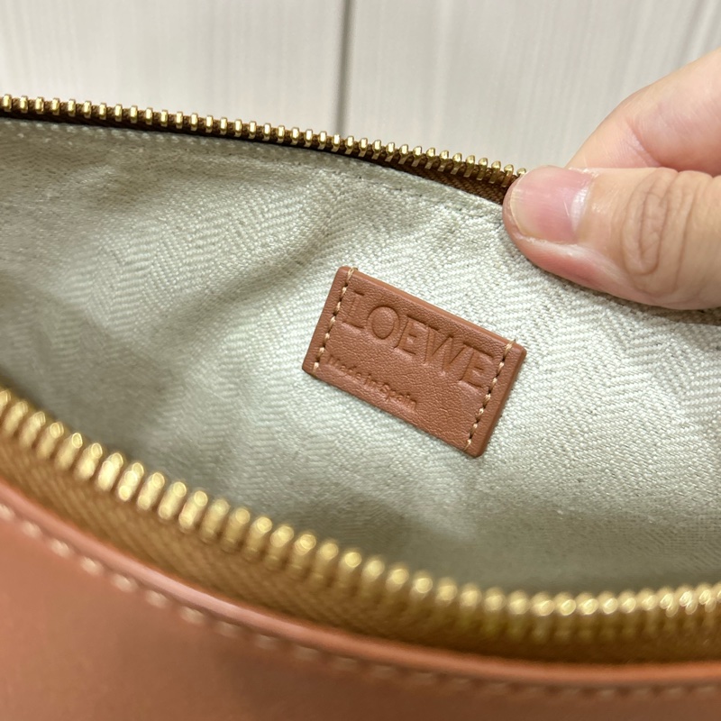 LOEWE 迷你 Hammock Hobo 經典小牛皮包 焦糖色-18