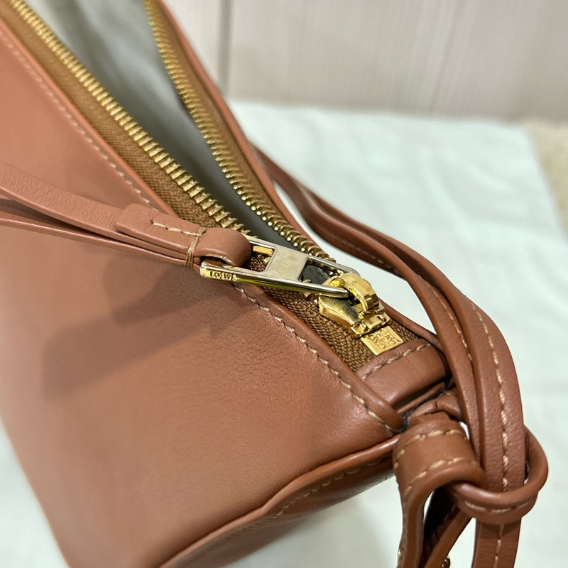 LOEWE 迷你 Hammock Hobo 經典小牛皮包 焦糖色-21