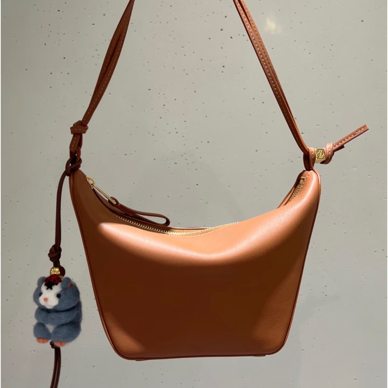 LOEWE 迷你 Hammock Hobo 經典小牛皮包 焦糖色-23