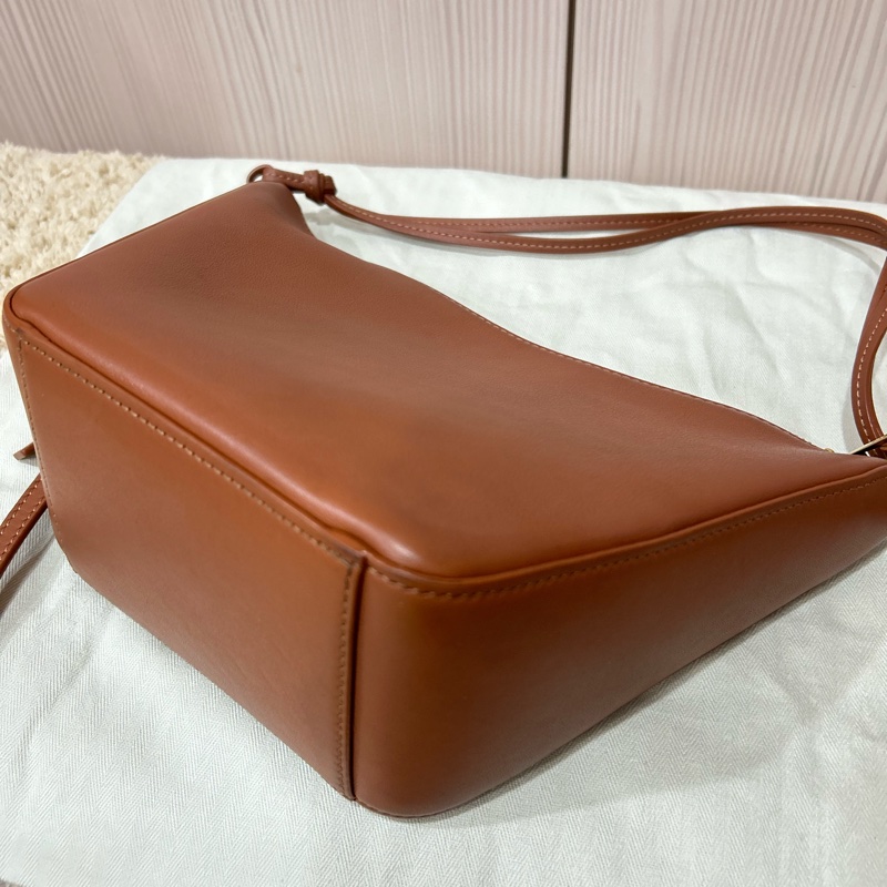 LOEWE 迷你 Hammock Hobo 經典小牛皮包 焦糖色-24