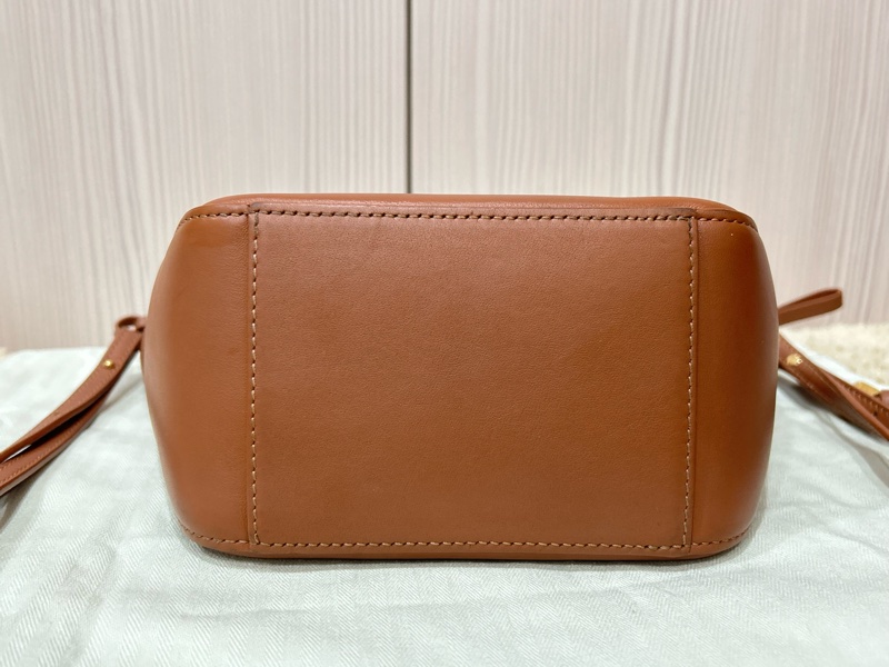 LOEWE 迷你 Hammock Hobo 經典小牛皮包 焦糖色-25