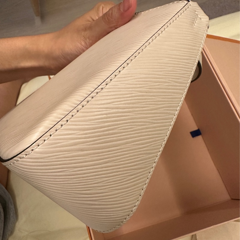 lv marelle 手袋肩背包白色-6