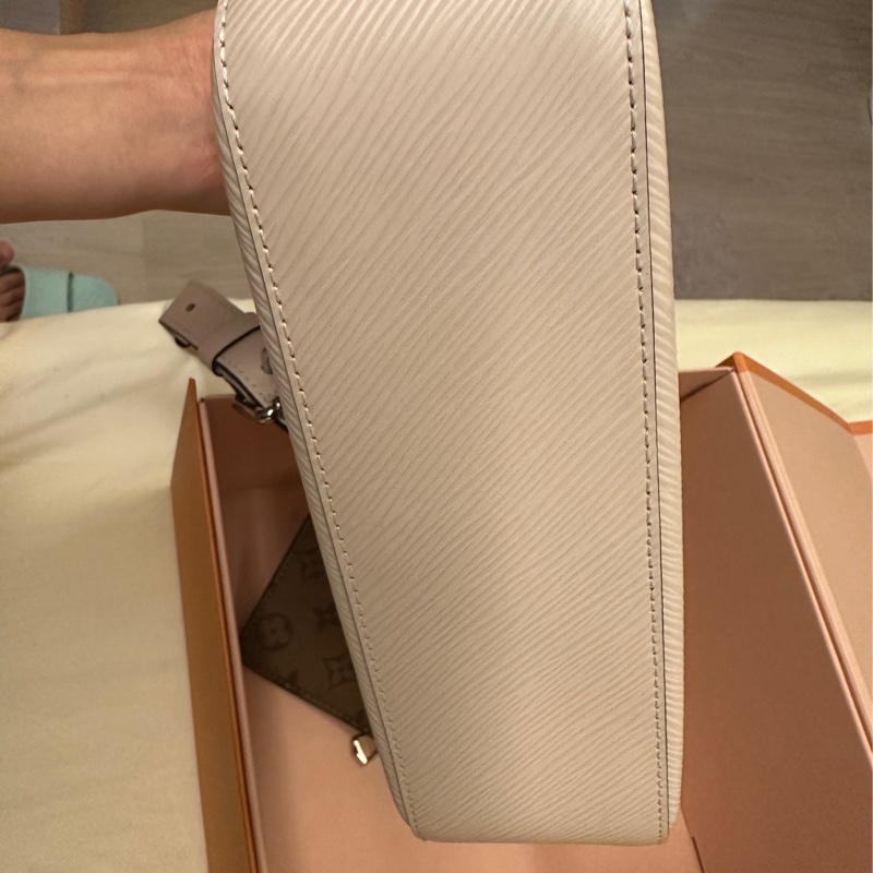 lv marelle 手袋肩背包白色-7