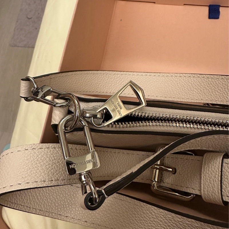 lv marelle 手袋肩背包白色-11