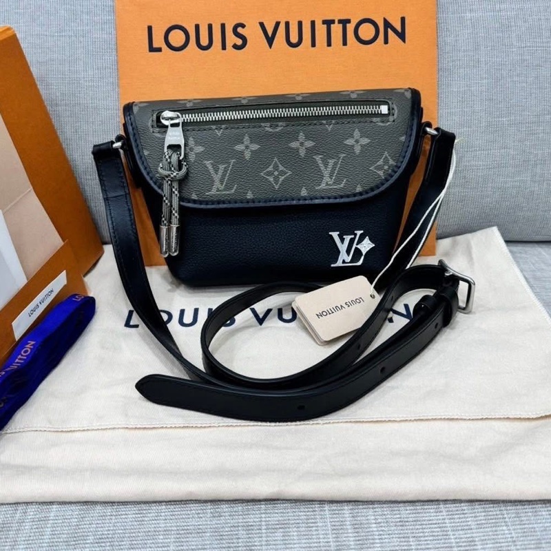 Lv M12618 Pulse 新款郵差包 斜背包 黑色拼綠花 晶片款 近全新 台灣專櫃全配 專櫃剛買69000 割愛60000 現買現賺  ♠️尺寸：約16-22.5-5公分 ⭕️附件:✔️台灣專櫃購證✔️原廠防塵套✔️原廠盒✔️原廠提袋✔️型號牌✔️吊牌✔️小卡✔️緞帶  LV黑色拼綠花Pulse 手袋匠心拼接傳統皮革與 Monogra-1