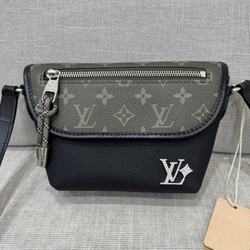 Lv M12618 Pulse 新款郵差包 斜背包 黑色拼綠花 晶片款 近全新 台灣專櫃全配 專櫃剛買69000 割愛60000 現買現賺  ♠️尺寸：約16-22.5-5公分 ⭕️附件:✔️台灣專櫃購證✔️原廠防塵套✔️原廠盒✔️原廠提袋✔️型號牌✔️吊牌✔️小卡✔️緞帶  LV黑色拼綠花Pulse 手袋匠心拼接傳統皮革與 Monogra-3