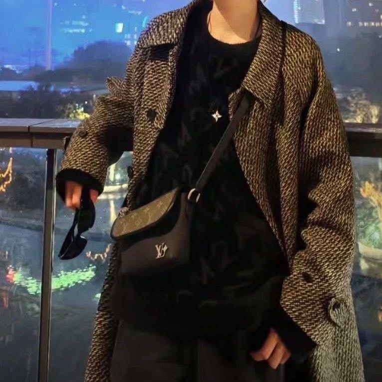 Lv M12618 Pulse 新款郵差包 斜背包 黑色拼綠花 晶片款 近全新 台灣專櫃全配 專櫃剛買69000 割愛60000 現買現賺  ♠️尺寸：約16-22.5-5公分 ⭕️附件:✔️台灣專櫃購證✔️原廠防塵套✔️原廠盒✔️原廠提袋✔️型號牌✔️吊牌✔️小卡✔️緞帶  LV黑色拼綠花Pulse 手袋匠心拼接傳統皮革與 Monogra-4