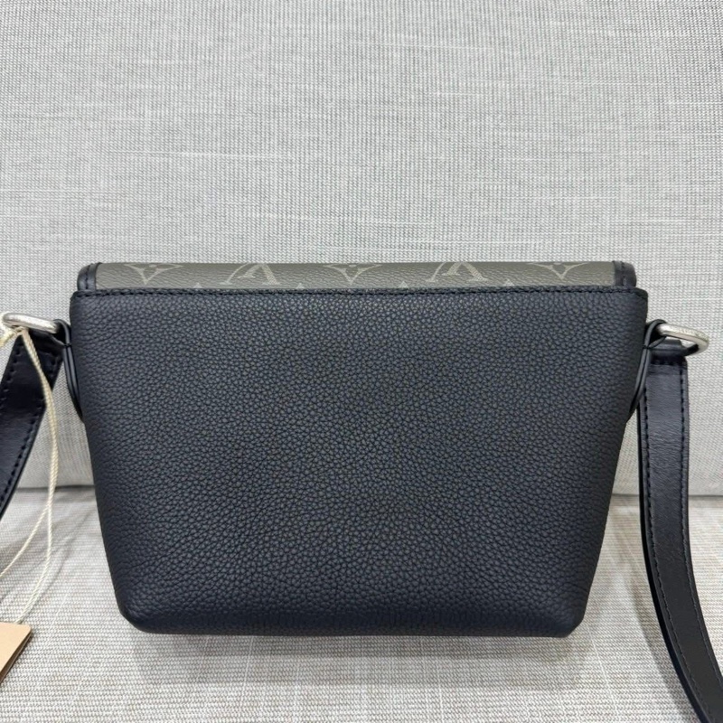 Lv M12618 Pulse 新款郵差包 斜背包 黑色拼綠花 晶片款 近全新 台灣專櫃全配 專櫃剛買69000 割愛60000 現買現賺  ♠️尺寸：約16-22.5-5公分 ⭕️附件:✔️台灣專櫃購證✔️原廠防塵套✔️原廠盒✔️原廠提袋✔️型號牌✔️吊牌✔️小卡✔️緞帶  LV黑色拼綠花Pulse 手袋匠心拼接傳統皮革與 Monogra-5