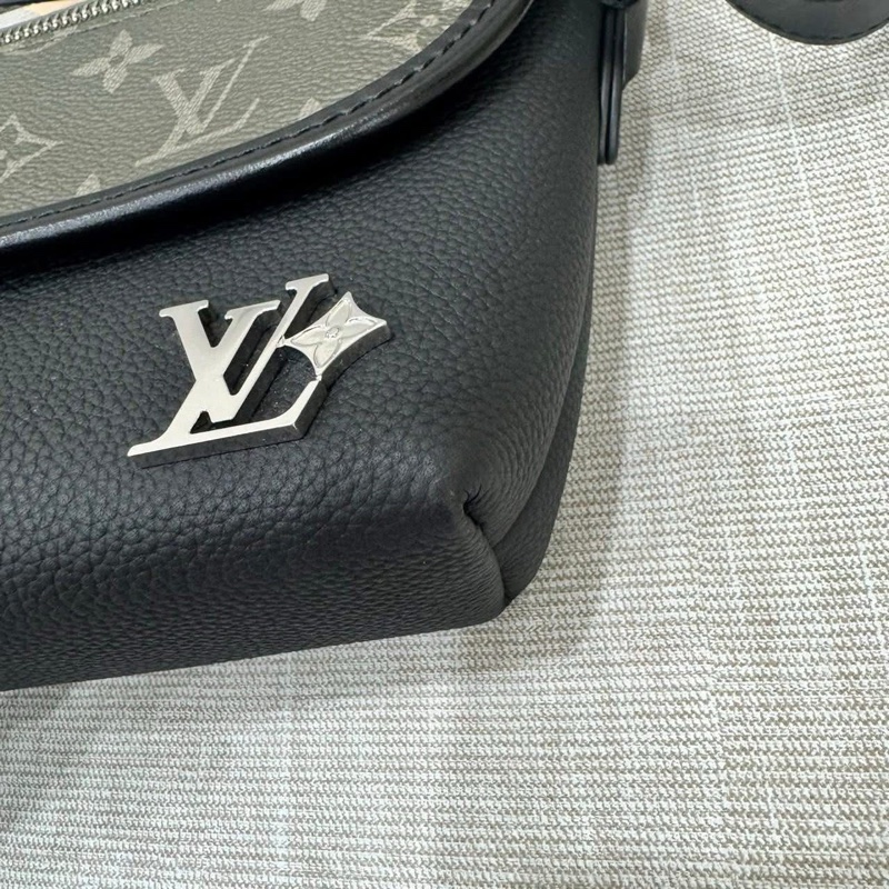 Lv M12618 Pulse 新款郵差包 斜背包 黑色拼綠花 晶片款 近全新 台灣專櫃全配 專櫃剛買69000 割愛60000 現買現賺  ♠️尺寸：約16-22.5-5公分 ⭕️附件:✔️台灣專櫃購證✔️原廠防塵套✔️原廠盒✔️原廠提袋✔️型號牌✔️吊牌✔️小卡✔️緞帶  LV黑色拼綠花Pulse 手袋匠心拼接傳統皮革與 Monogra-8