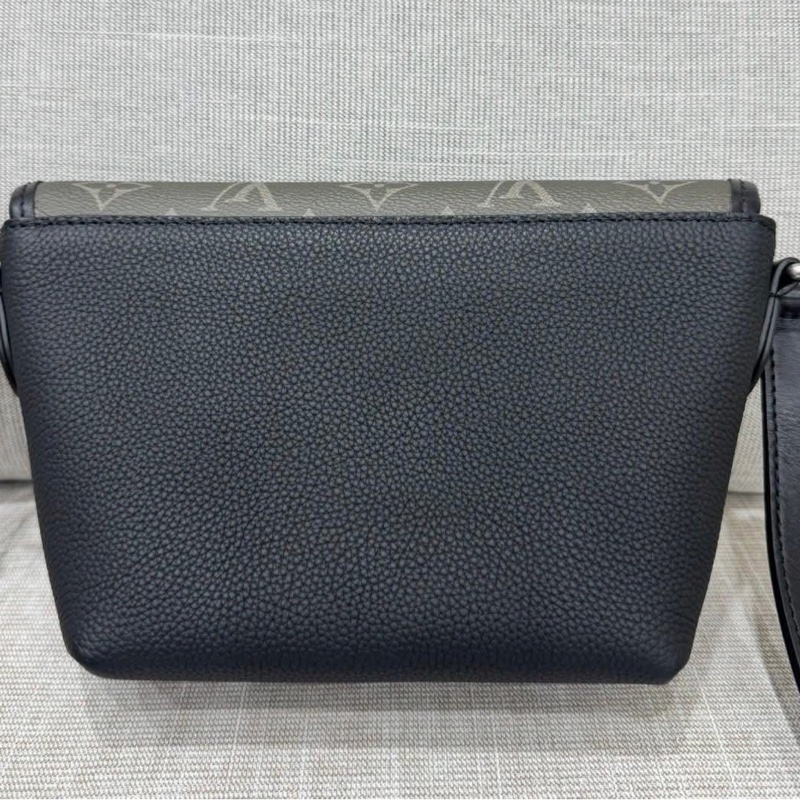 Lv M12618 Pulse 新款郵差包 斜背包 黑色拼綠花 晶片款 近全新 台灣專櫃全配 專櫃剛買69000 割愛60000 現買現賺  ♠️尺寸：約16-22.5-5公分 ⭕️附件:✔️台灣專櫃購證✔️原廠防塵套✔️原廠盒✔️原廠提袋✔️型號牌✔️吊牌✔️小卡✔️緞帶  LV黑色拼綠花Pulse 手袋匠心拼接傳統皮革與 Monogra-9