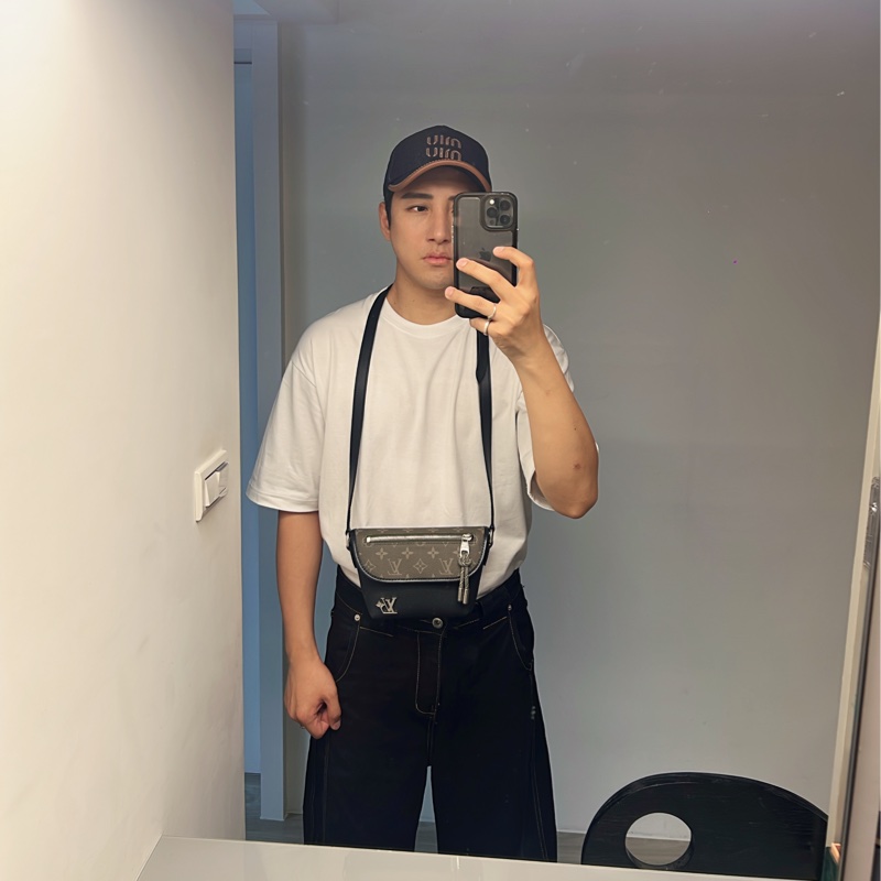 Lv M12618 Pulse 新款郵差包 斜背包 黑色拼綠花 晶片款 近全新 台灣專櫃全配 專櫃剛買69000 割愛60000 現買現賺  ♠️尺寸：約16-22.5-5公分 ⭕️附件:✔️台灣專櫃購證✔️原廠防塵套✔️原廠盒✔️原廠提袋✔️型號牌✔️吊牌✔️小卡✔️緞帶  LV黑色拼綠花Pulse 手袋匠心拼接傳統皮革與 Monogra-11