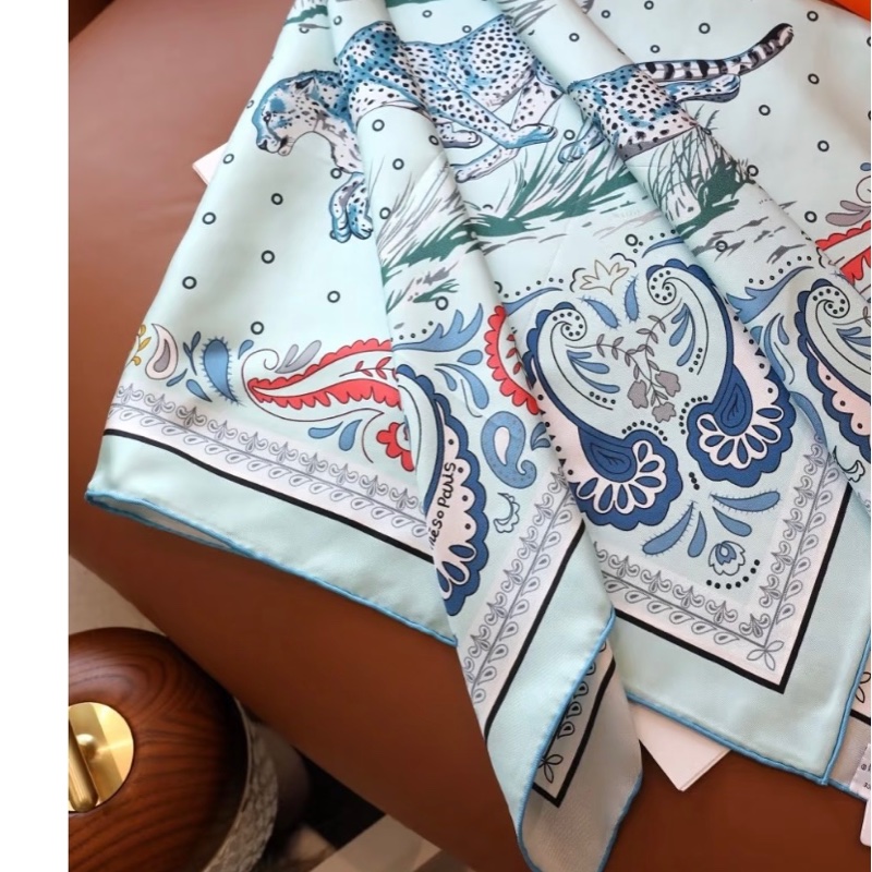 Hemes 90x90杏仁外膜/藍色/玫瑰色「雙面」獵豹絲巾-4