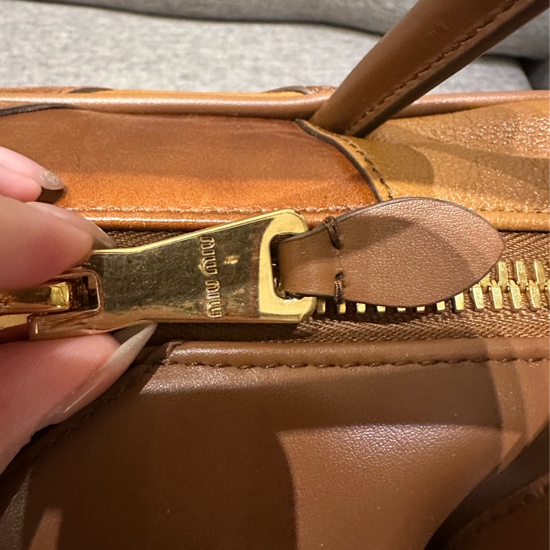 Miu Miu 皮革拼縫 Beau 手袋-5