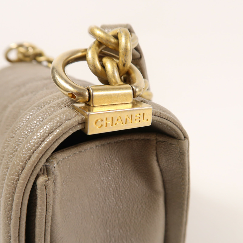 CHANEL 牛皮皮革Boy 20金扣肩背袋-4