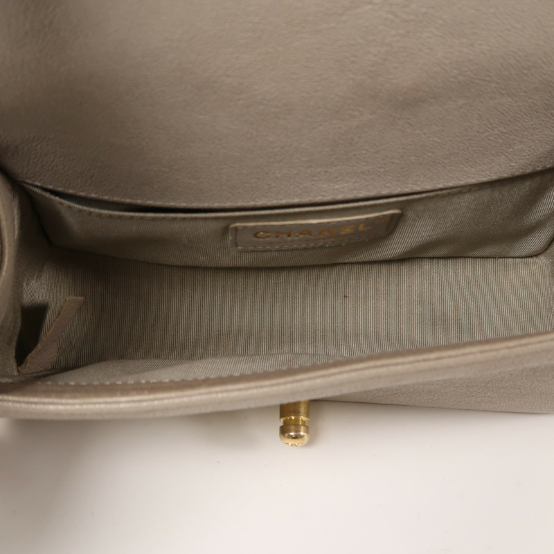 CHANEL 牛皮皮革Boy 20金扣肩背袋-15