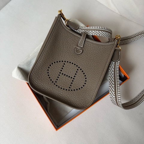 開心擁有Hermes mini evelyne 大象灰白線編織金釦H字洞洞包