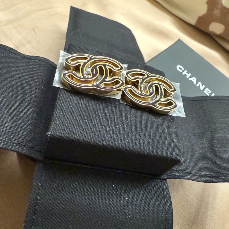 香奈兒CHANEL爆款24A漫畫感鏤空耳環-1