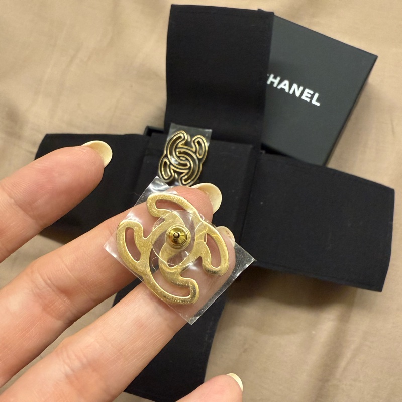 香奈兒CHANEL爆款24A漫畫感鏤空耳環-3