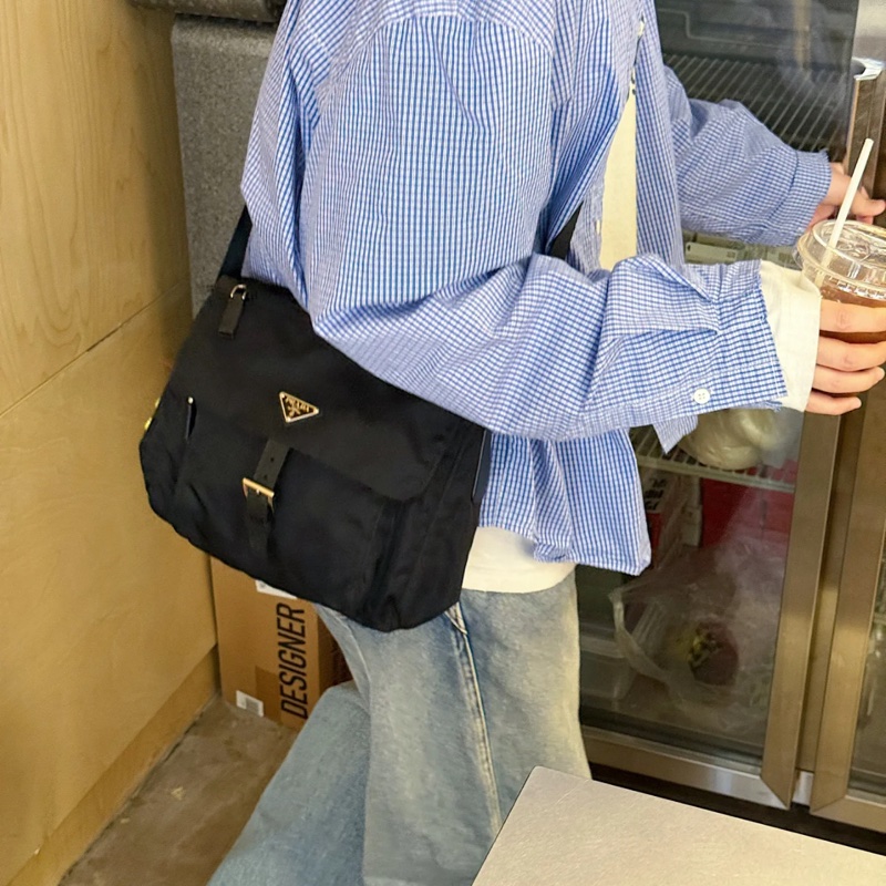 「JL精品代購」95新 Prada 黑銀 郵差包-1