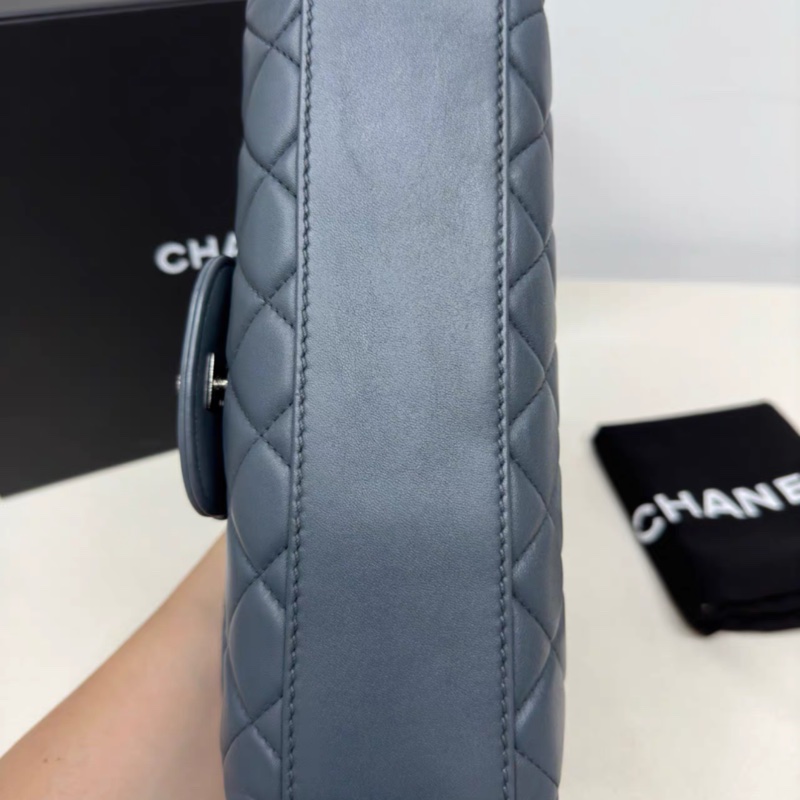 有購證💓 Chanel香奈兒藍灰色.翻蓋郵差. 19開有卡有票. 底長25-5