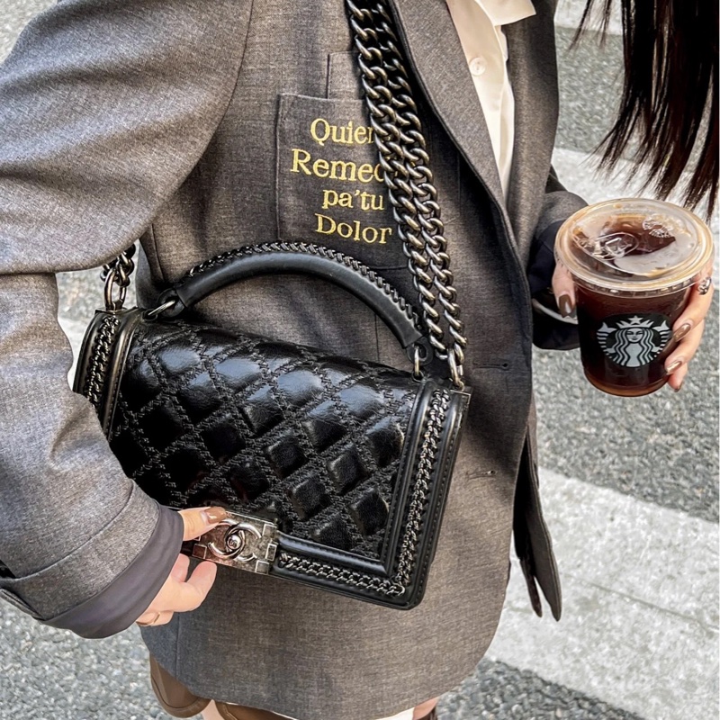 大全配🈶️購證❤️香奈兒手柄款 leboy 油臘牛皮boy25 限量款-1