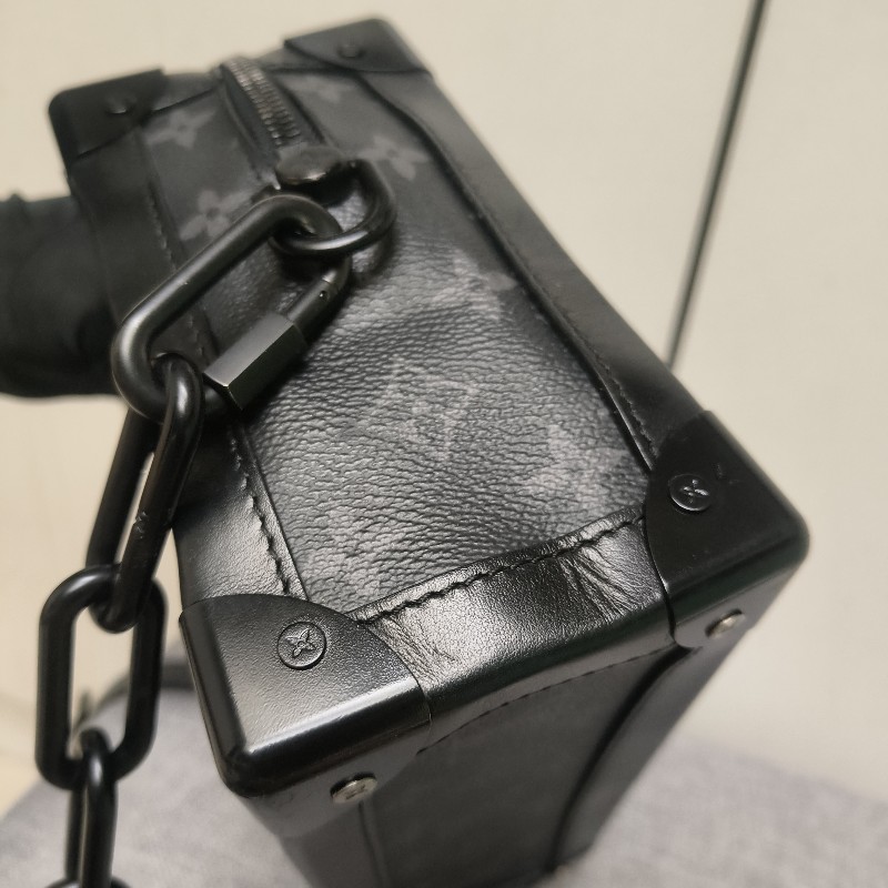 🌺盛夏折扣🌺快閃一週甜價至7/20‼️【8成新】㊣✨Louis Vuitton✨(贈內膽包)路易威登 LV 老花 SOFT TRUNK BOX黑武士 軟盒子 盒包 箱包 肩背包 斜背包 /二手精品/二手包🌳二手樹屋🌳-17