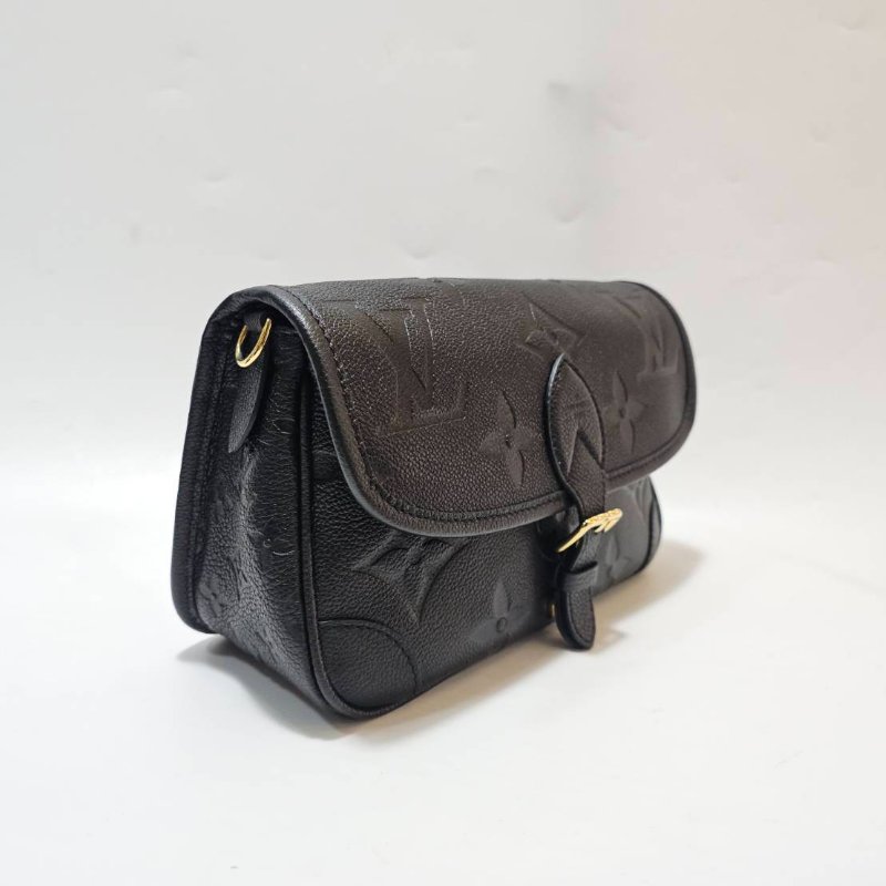 LV 黑牛皮壓紋Diane金釦下蓋肩斜背法棍包M46386-2