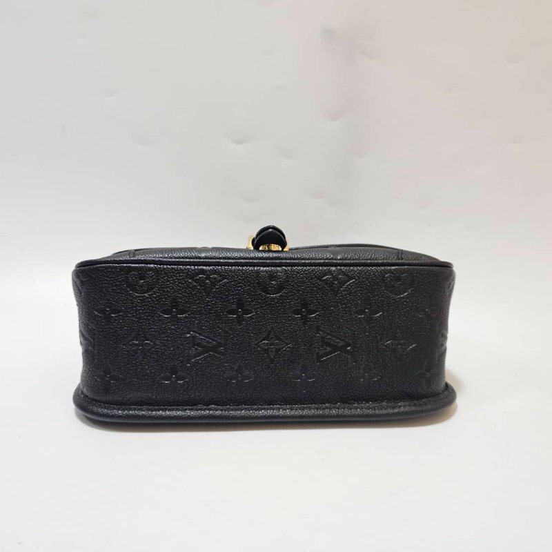 LV 黑牛皮壓紋Diane金釦下蓋肩斜背法棍包M46386-3