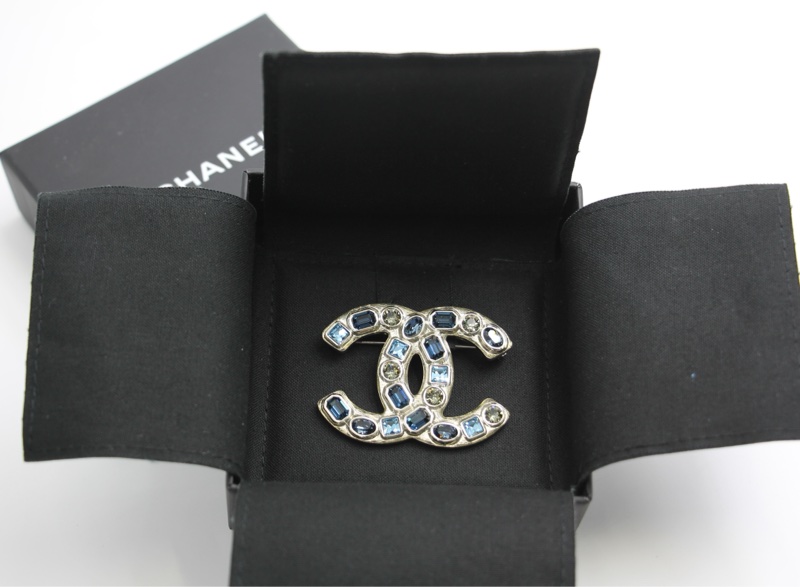 Chanel B19C 水鑽淺藍色深藍灰胸針-1