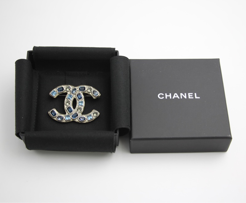 Chanel B19C 水鑽淺藍色深藍灰胸針-4