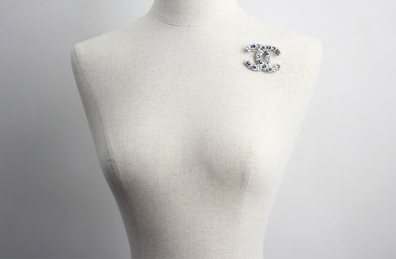 Chanel B19C 水鑽淺藍色深藍灰胸針-7