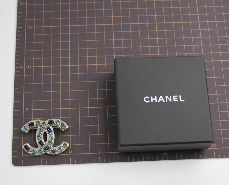 Chanel B19C 水鑽淺藍色深藍灰胸針-9