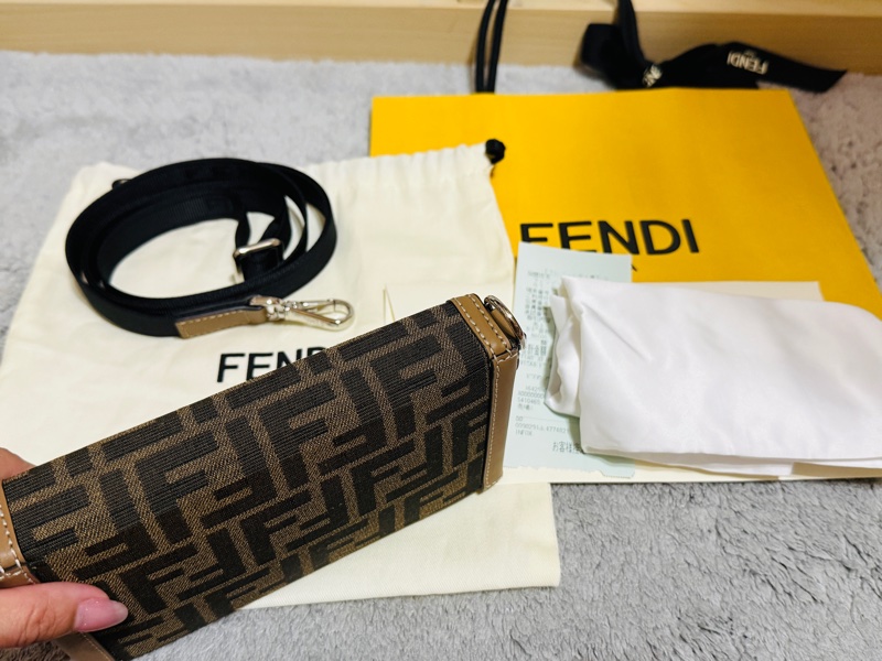 CC蕾夢🍋《超優質全新品》 FENDI logo滿版 男女皆可用 手機包 小包 斜背包（全新可驗、附購證、防塵袋、紙袋）-1