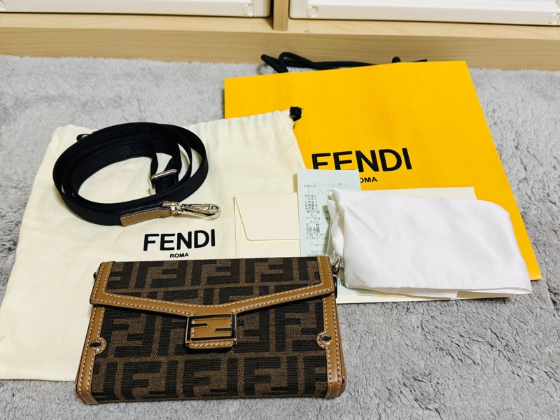 CC蕾夢🍋《超優質全新品》 FENDI logo滿版 男女皆可用 手機包 小包 斜背包（全新可驗、附購證、防塵袋、紙袋）-5