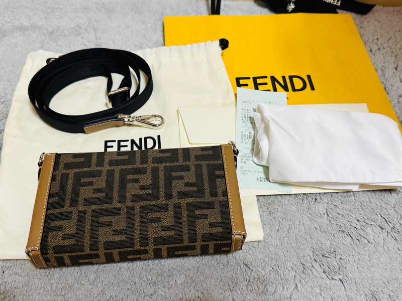 CC蕾夢🍋《超優質全新品》 FENDI logo滿版 男女皆可用 手機包 小包 斜背包（全新可驗、附購證、防塵袋、紙袋）-6
