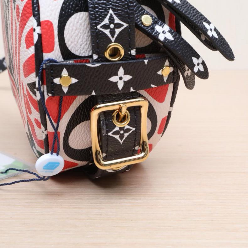 LOUIS VUITTON(路易威登)  拼色 PVC 2020 圓餅包 17cm 撲克系列-5