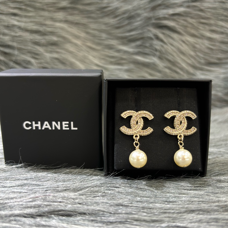 CHANEL A86506 金色 雙C 水鑽 珍珠 垂墜式 針式耳環-0