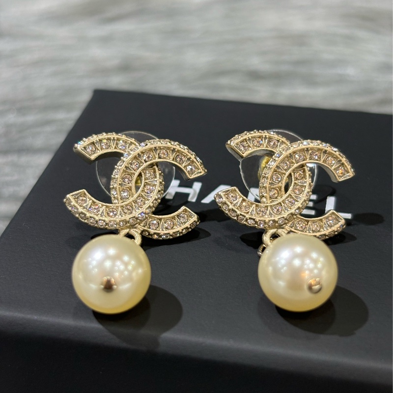 CHANEL A86506 金色 雙C 水鑽 珍珠 垂墜式 針式耳環-1