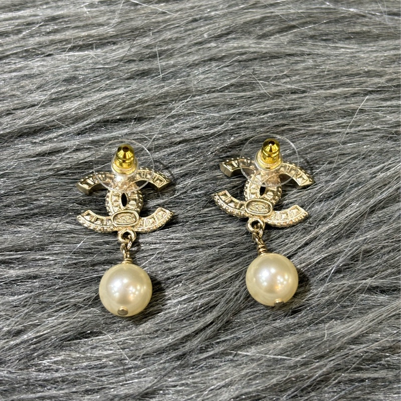 CHANEL A86506 金色 雙C 水鑽 珍珠 垂墜式 針式耳環-3