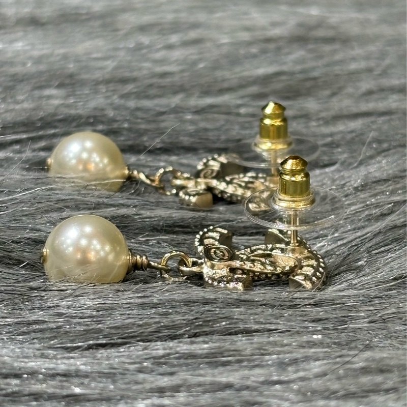 CHANEL A86506 金色 雙C 水鑽 珍珠 垂墜式 針式耳環-4