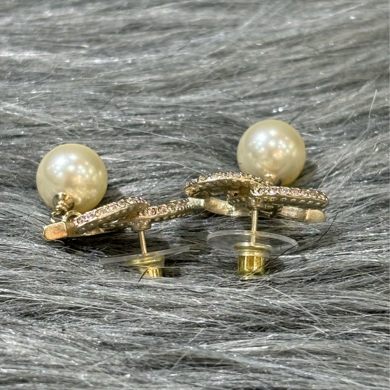 CHANEL A86506 金色 雙C 水鑽 珍珠 垂墜式 針式耳環-5