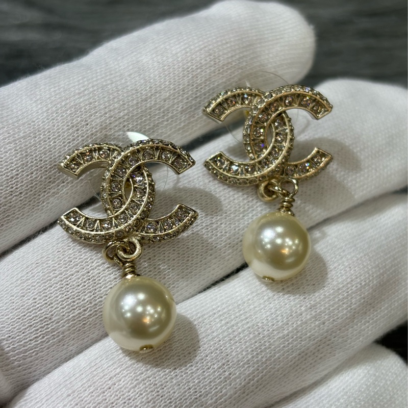 CHANEL A86506 金色 雙C 水鑽 珍珠 垂墜式 針式耳環-6