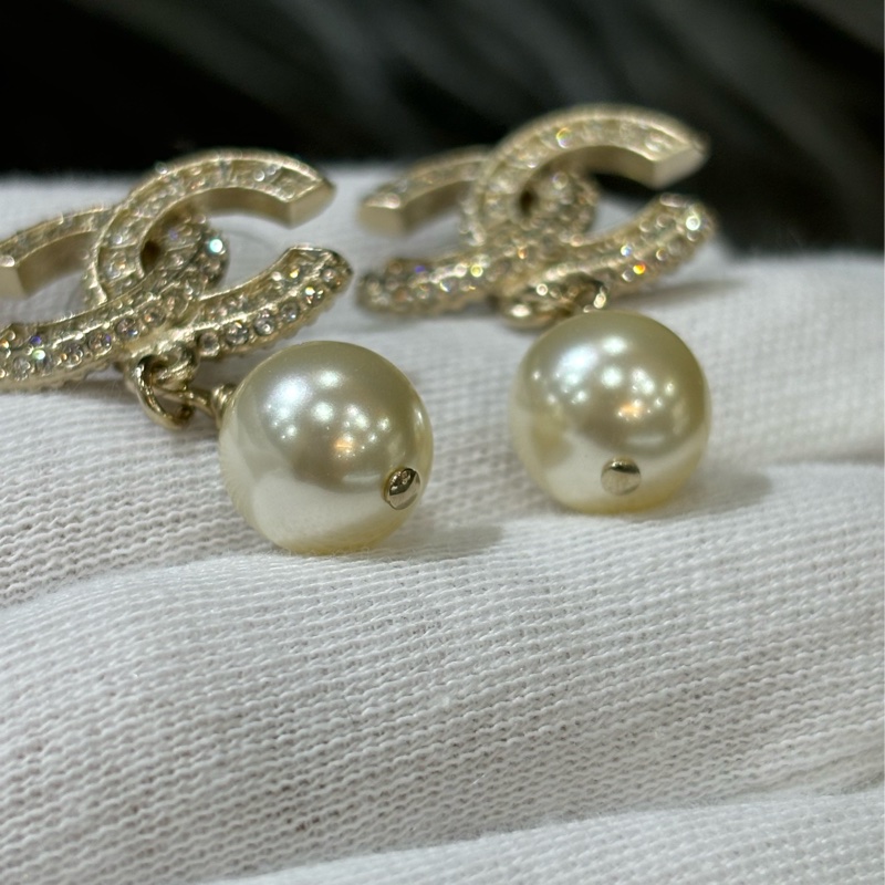 CHANEL A86506 金色 雙C 水鑽 珍珠 垂墜式 針式耳環-7