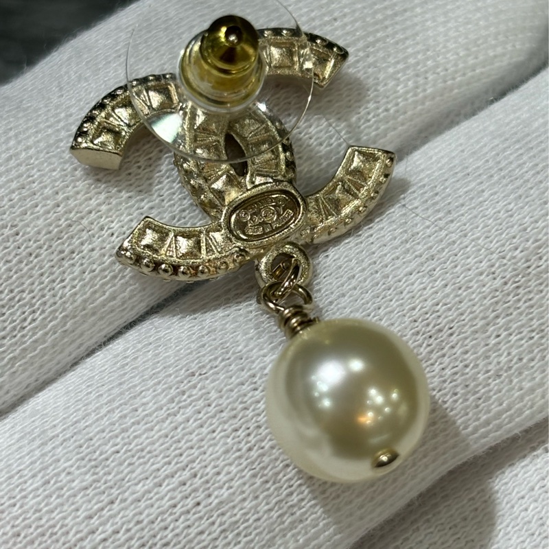 CHANEL A86506 金色 雙C 水鑽 珍珠 垂墜式 針式耳環-8