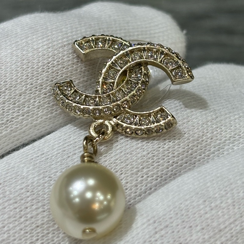 CHANEL A86506 金色 雙C 水鑽 珍珠 垂墜式 針式耳環-9
