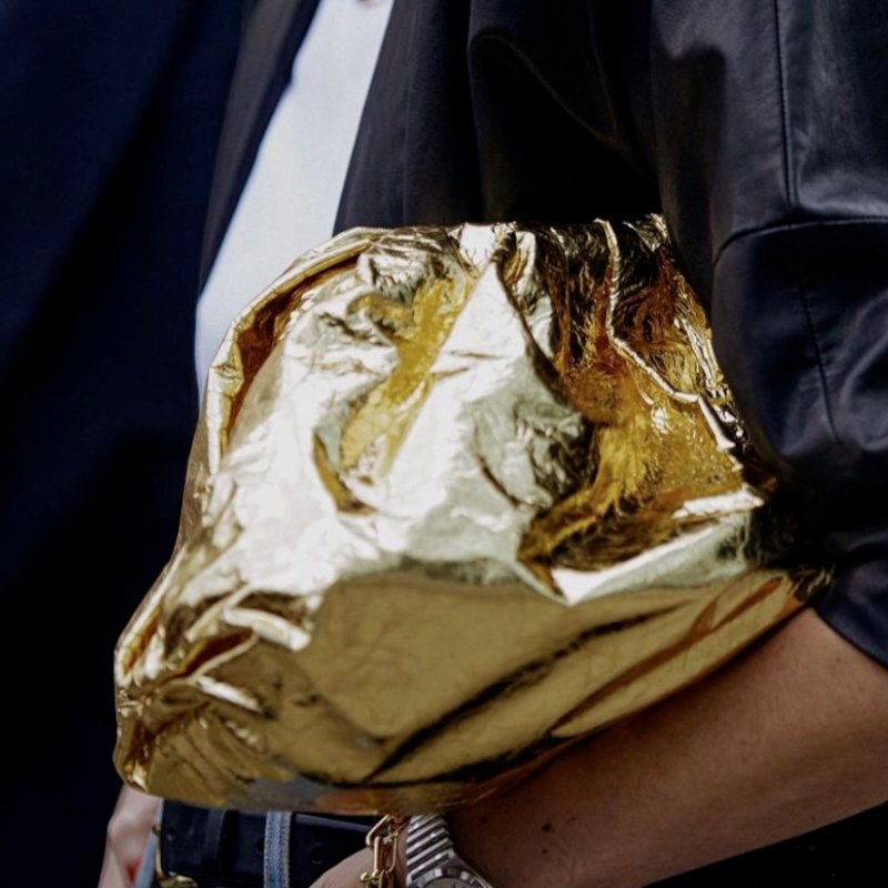 🎊佳節特賣🎁Bottega Veneta 576227 大款納帕小牛皮 Pouch包  金色-1